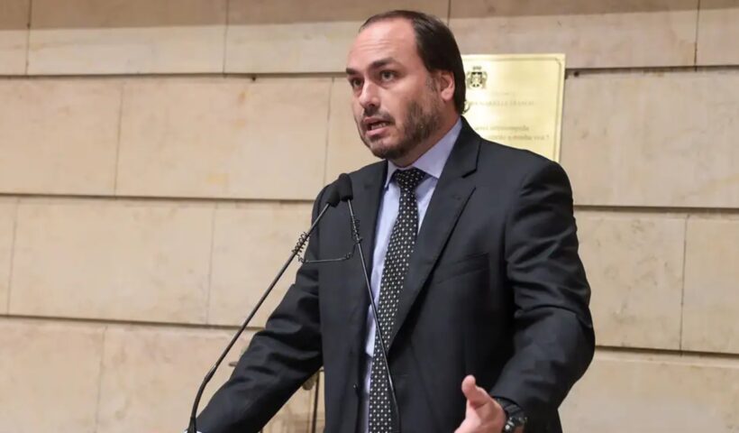 Carlos Bolsonaro usava assessores para obter dados da Abin, diz PF
