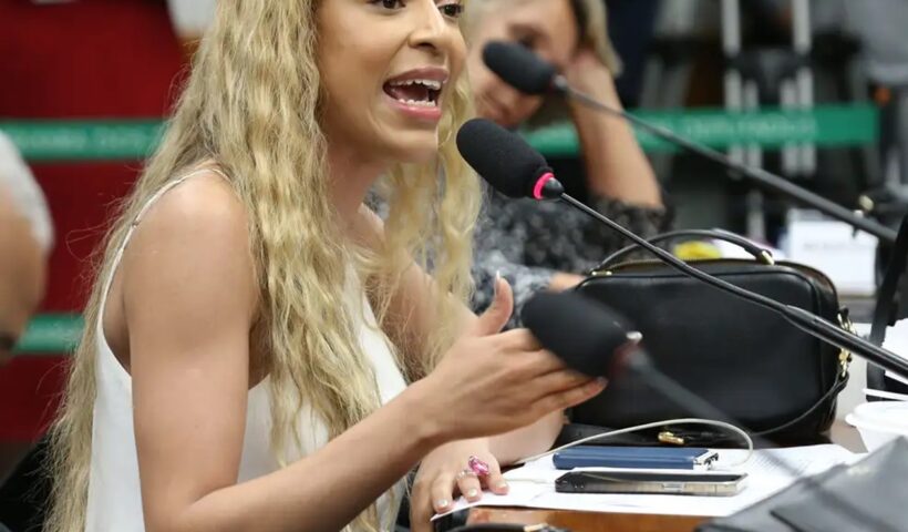 Erika Hilton é primeira deputada trans a liderar bancada no Congresso