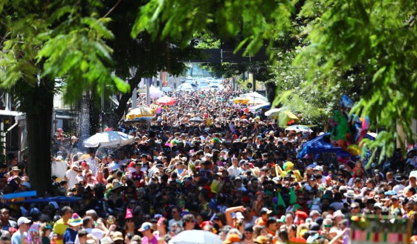 Galinha e Pirô arrastam multidão no Carnaval de São José