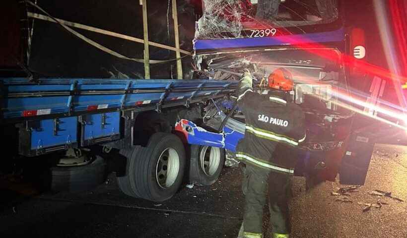 Idosa morre em acidente entre caminhão e ônibus em Lavrinhas