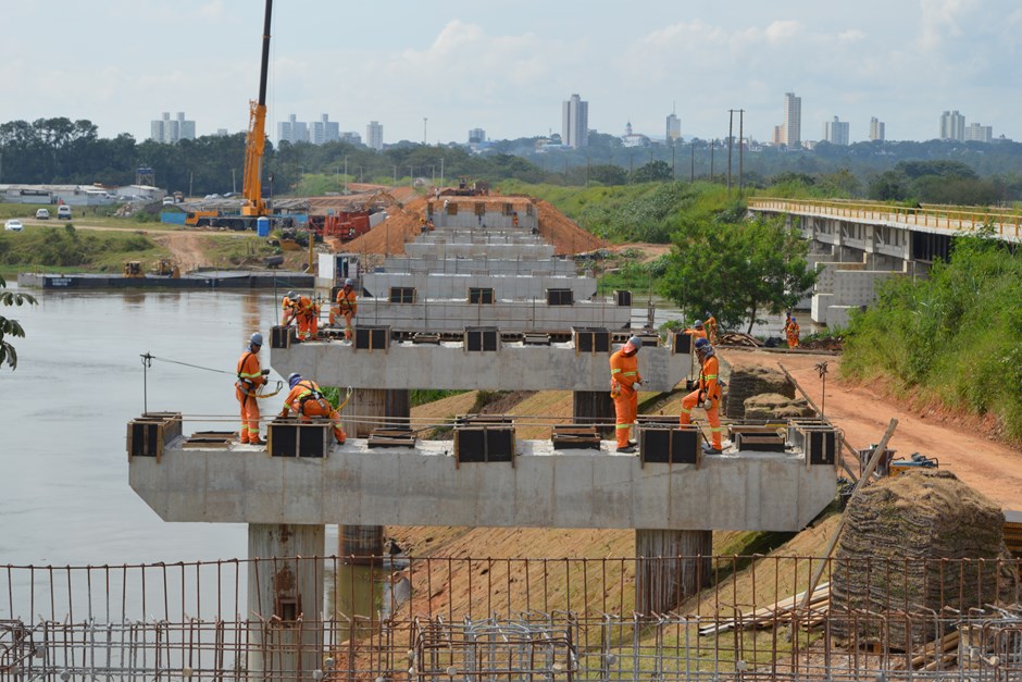 Obra da Via Jaguari avança para lançamento das vigas da nova ponte