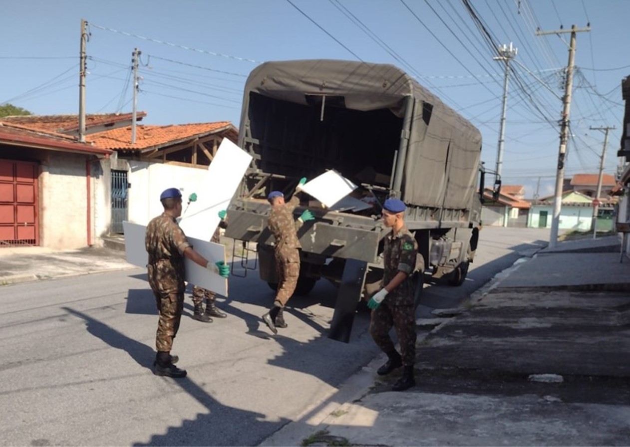 Exército auxilia no combate à dengue no bairro do Belém, em Taubaté