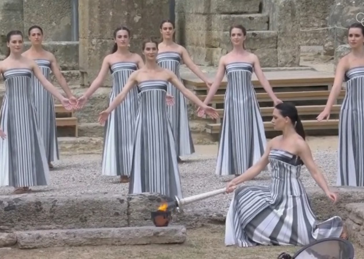 Tocha olímpica é acesa na Grécia e dá início a revezamento