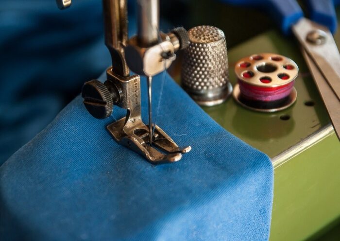 Caçapava oferece curso de costureiro de máquina reta e overloque