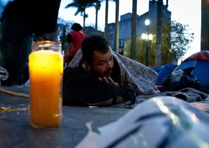 Tendas vão atender e acolher população de rua durante o frio em SP