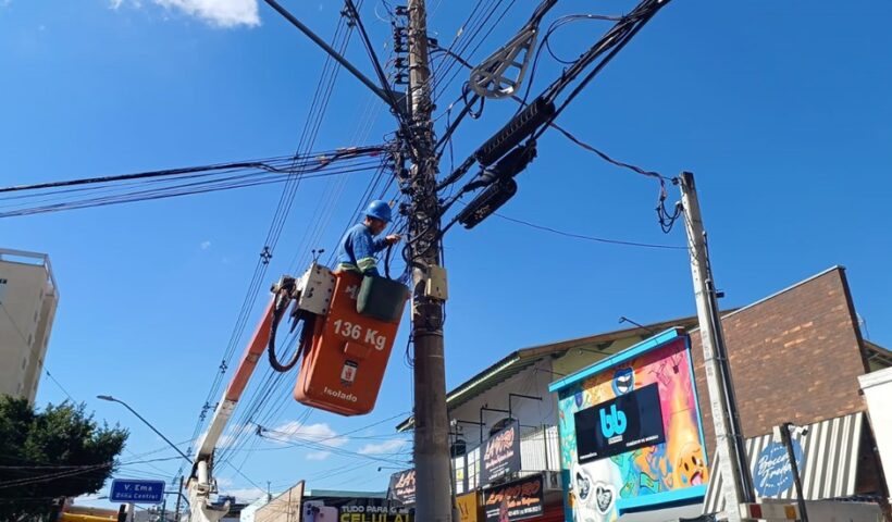 Prefeitura de SJC retira fiação excedente em avenidas do centro