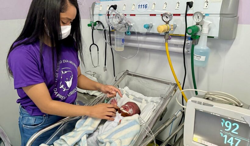 Novembro roxo celebra a luta pela vida de bebês prematuros