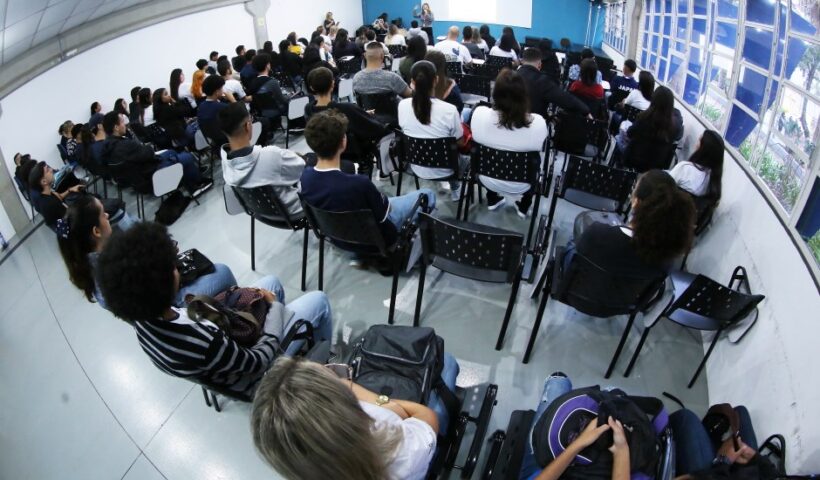 Fundhas abre vagas para professor substituto
