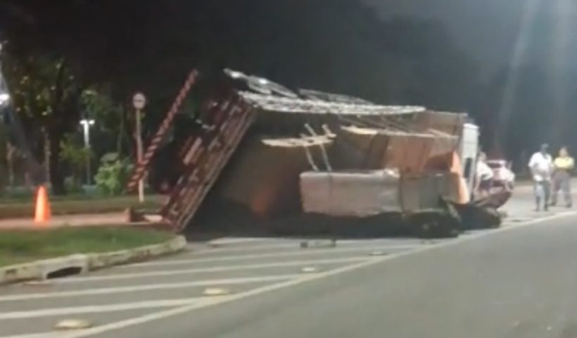 Caminhão tomba e bloqueia trânsito na zona sul de SJC