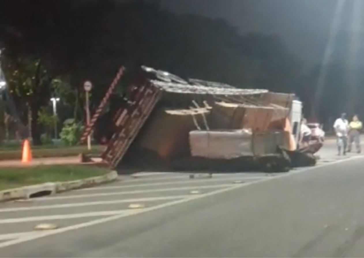 Caminhão tomba e bloqueia trânsito na zona sul de SJC