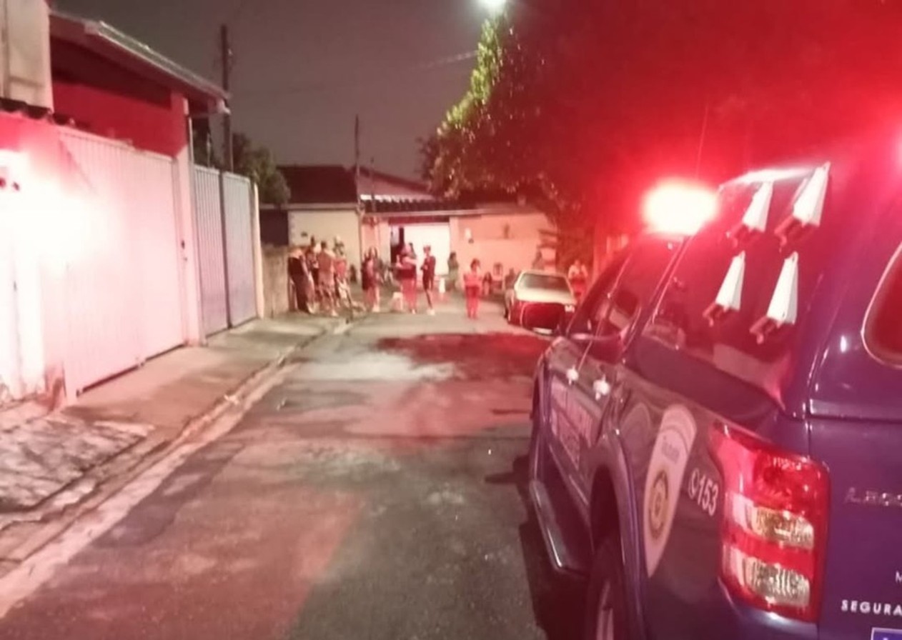 Risco de explosão por vazamento de gás faz famílias deixarem imóveis, em Taubaté