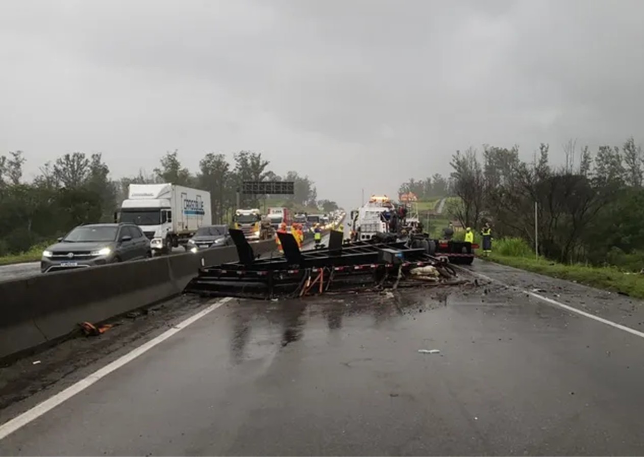 Acidente interdita Dutra por 5 horas e deixa 49 feridos em Pinda