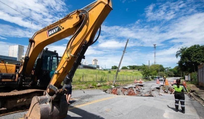 Prefeitura de Taubaté inicia obra emergencial em cratera na Estiva