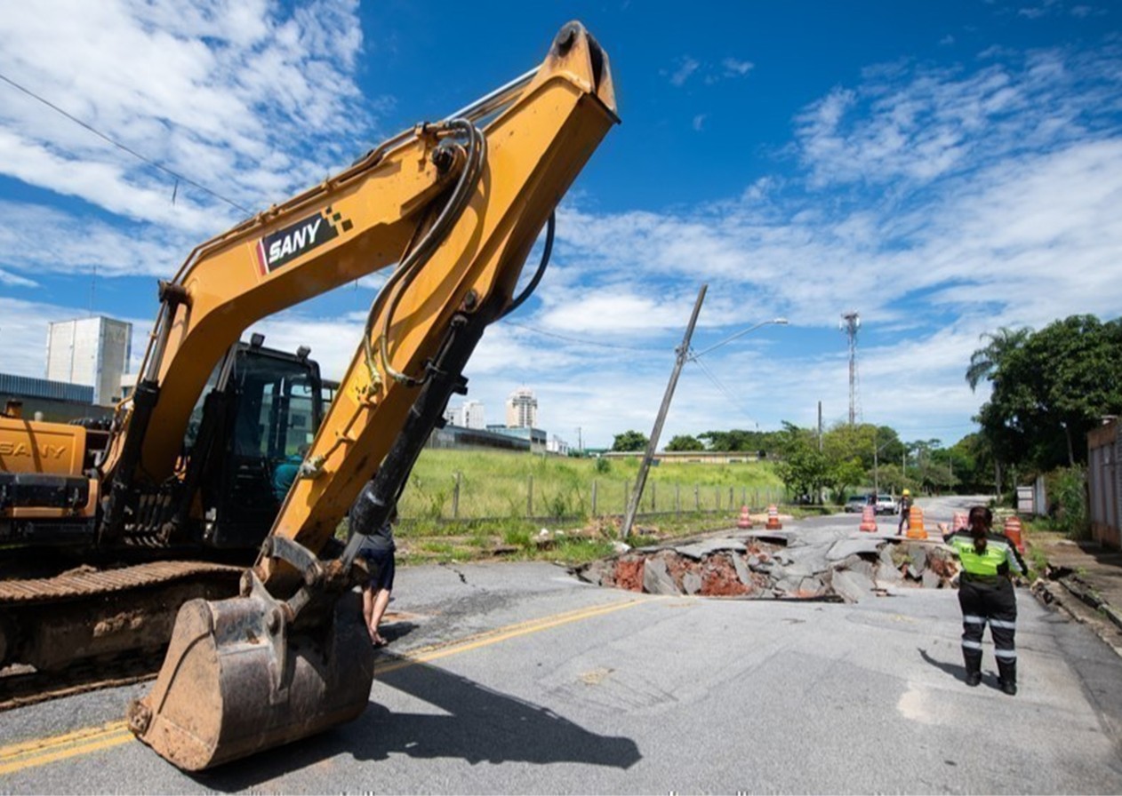 Prefeitura de Taubaté inicia obra emergencial em cratera na Estiva