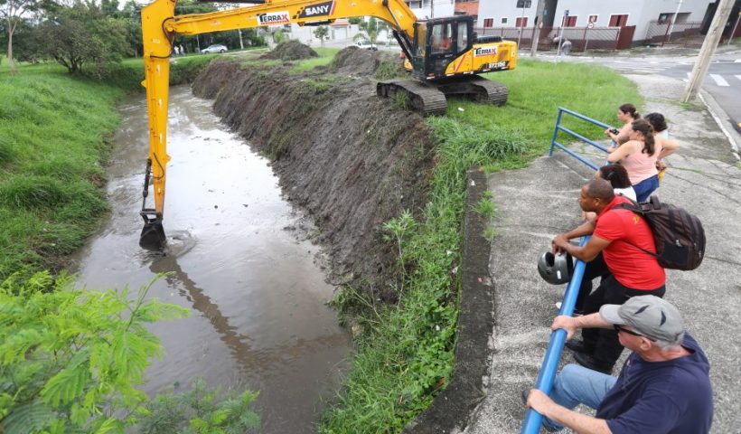 Prefeitura de São José realiza limpeza de córregos