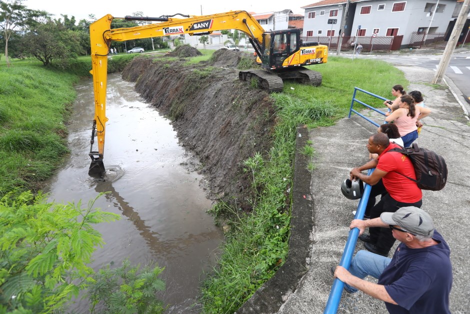 Prefeitura de São José realiza limpeza de córregos
