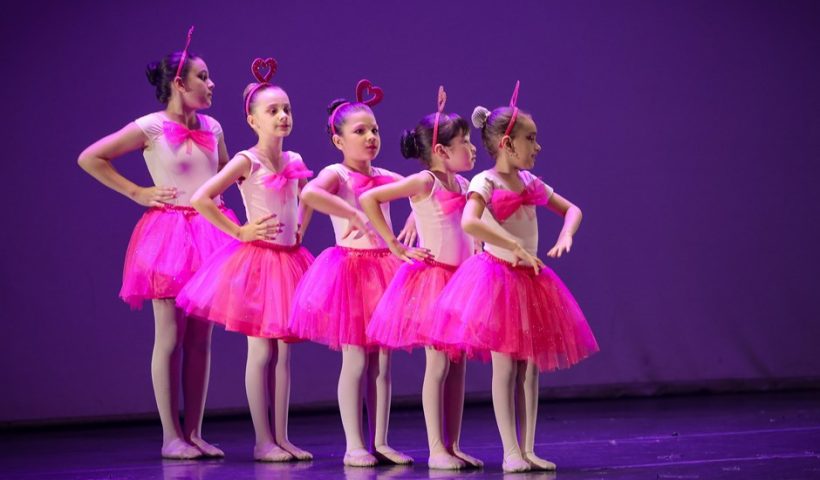 A Fundação Cultural Cassiano Ricardo abriu, na terça-feira (18), as inscrições para as oficinas do programa Arte nos Bairros. Estão sendo oferecidas 2.500 vagas gratuitas em 150 oficinas culturais de diferentes linguagens artísticas (música, dança, teatro, circo, cultura digital, economia criativa, gestão cultural, entre outras) para crianças, jovens e adultos.