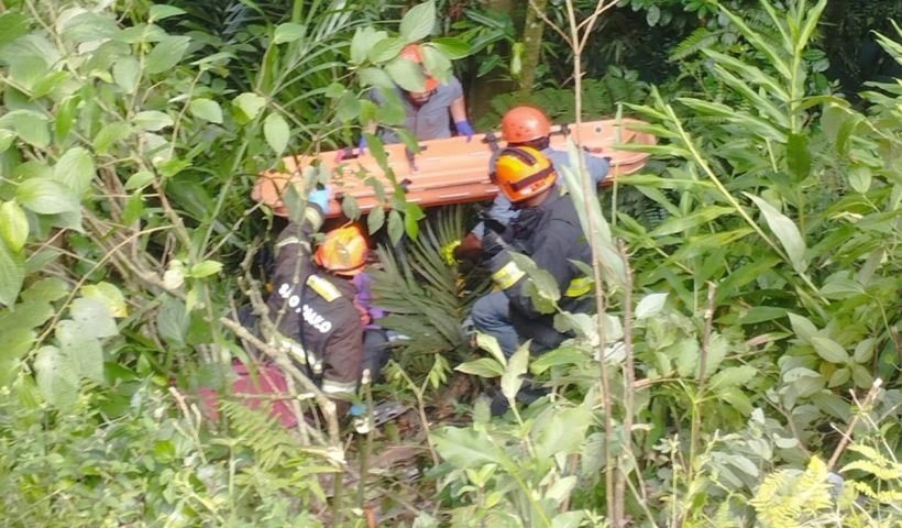 Jovem cai em ribanceira de 15 metros após moto bater em mureta na Oswaldo Cruz