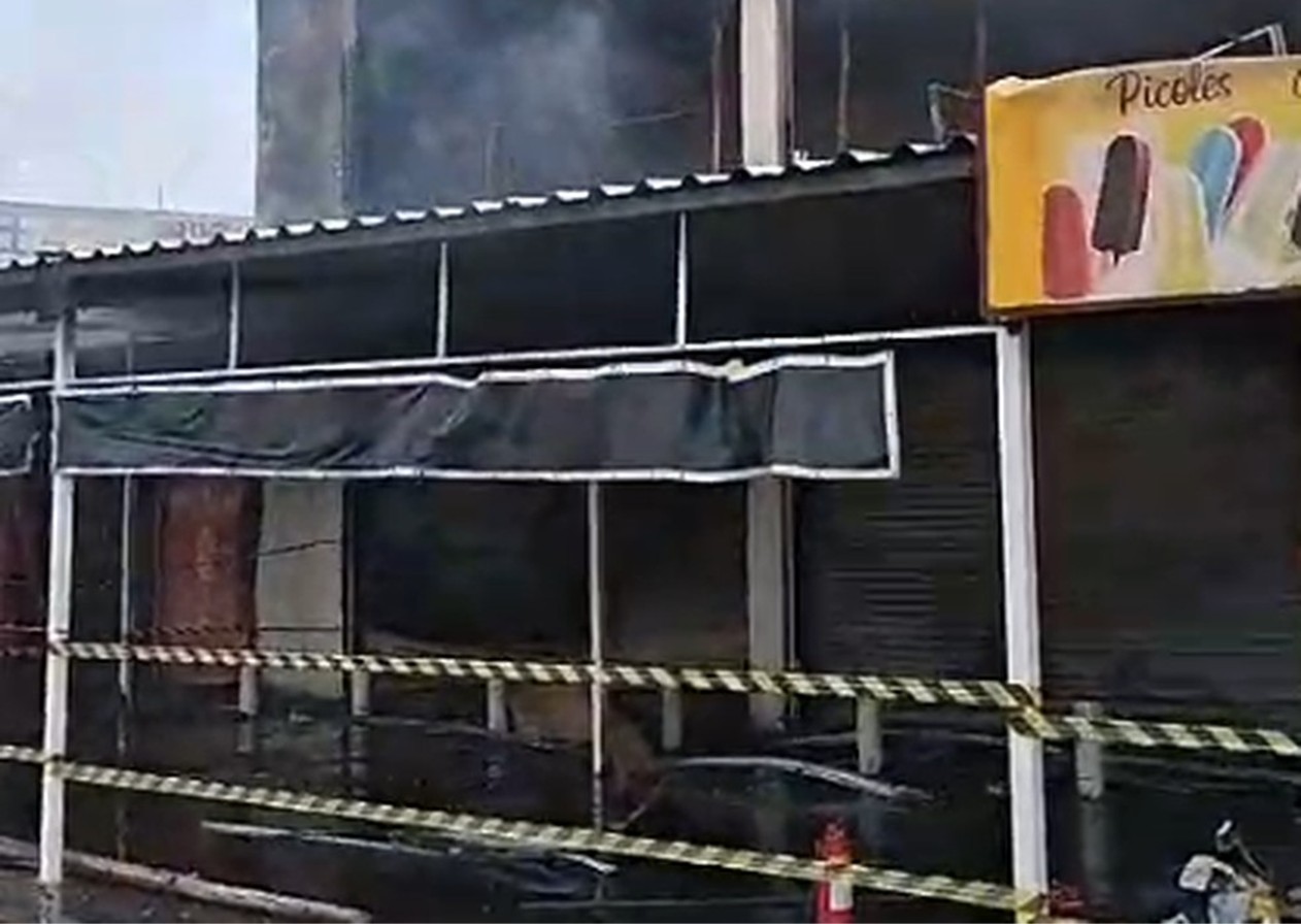 Incêndio destrói loja de roupas e sorveteria em Pindamonhangaba