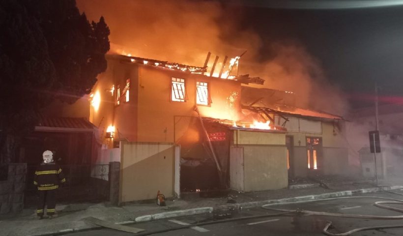 Incêndio em asilo mata quatro internos e deixa dois bombeiros feridos em São José