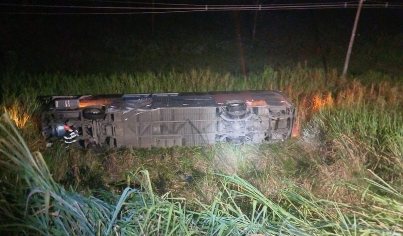 Ônibus cai em ribanceira na Dutra em Pinda, deixa um morto e 25 feridos