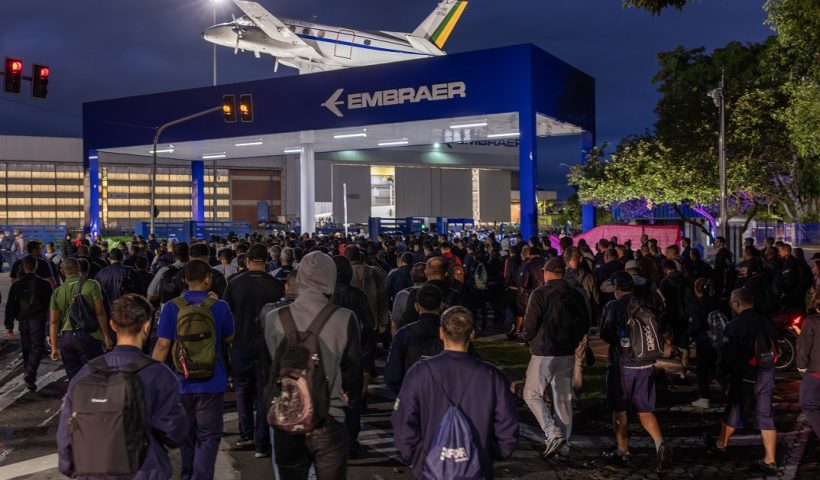 Trabalhadores da Embraer rejeitam PLR e aprovam aviso de greve