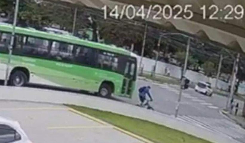 Adolescente fica ferido após ser atropelado por ônibus em SJC