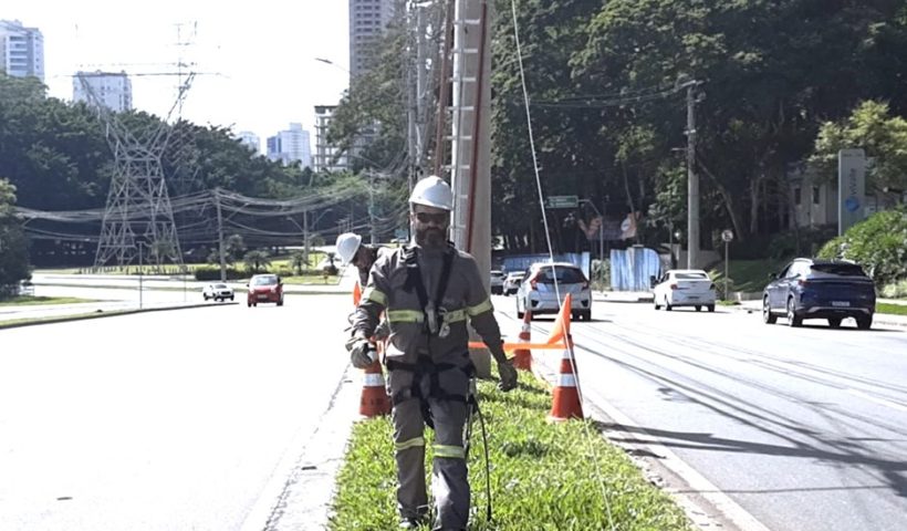 Força-tarefa retira cabos de telecomunicação na região central