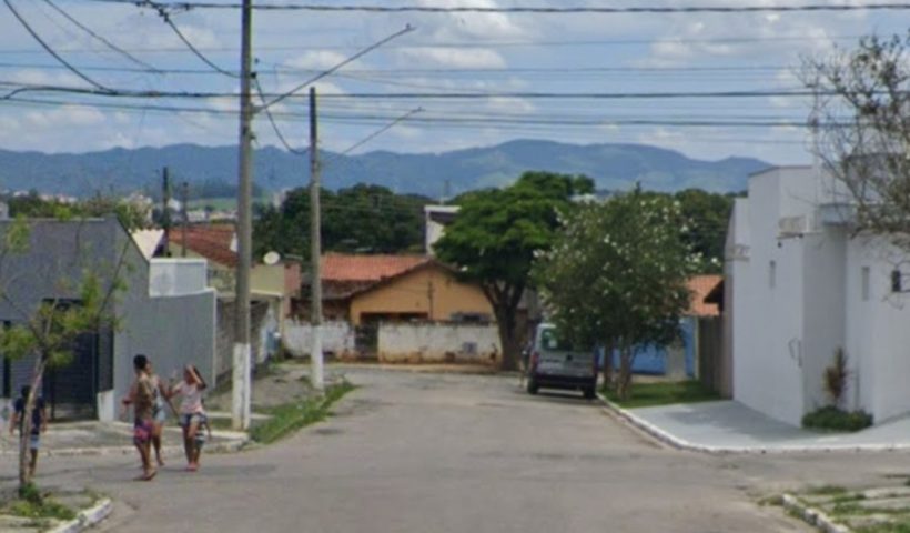 Caminhoneiro atropela e mata pedestre durante manobra, em Caçapava