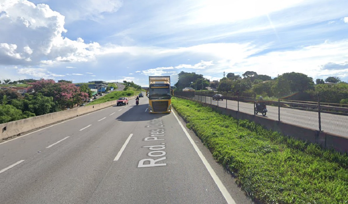 Motociclista morre após bater em caminhão parado na Dutra, em SJC