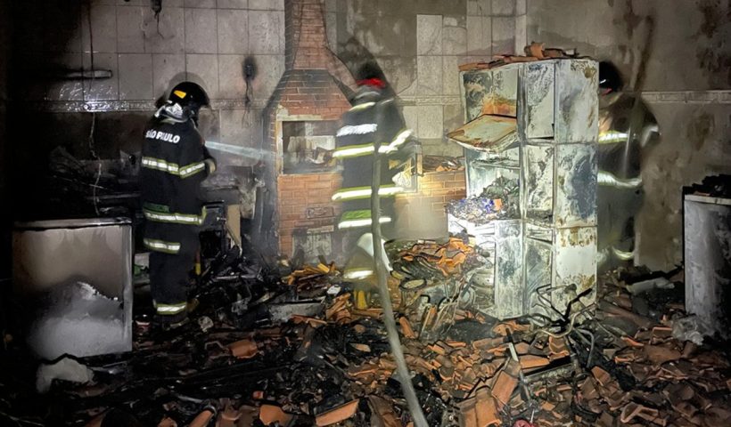 Incêndio destrói quintal de casa no Jardim Satélite em SJC