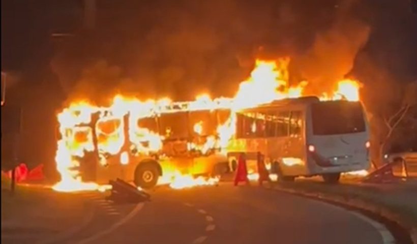 Dois ônibus são incendiados em Jacareí