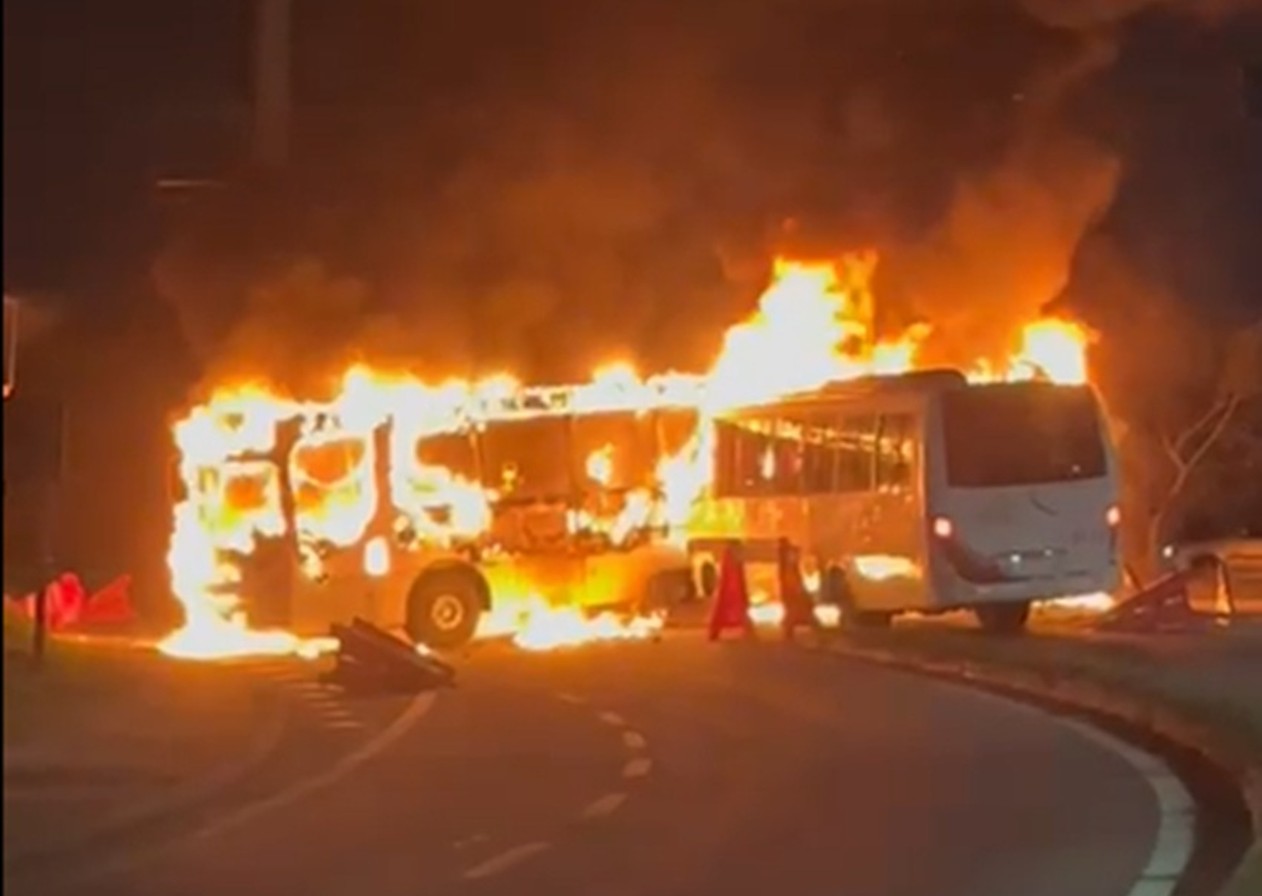 Dois ônibus são incendiados em Jacareí
