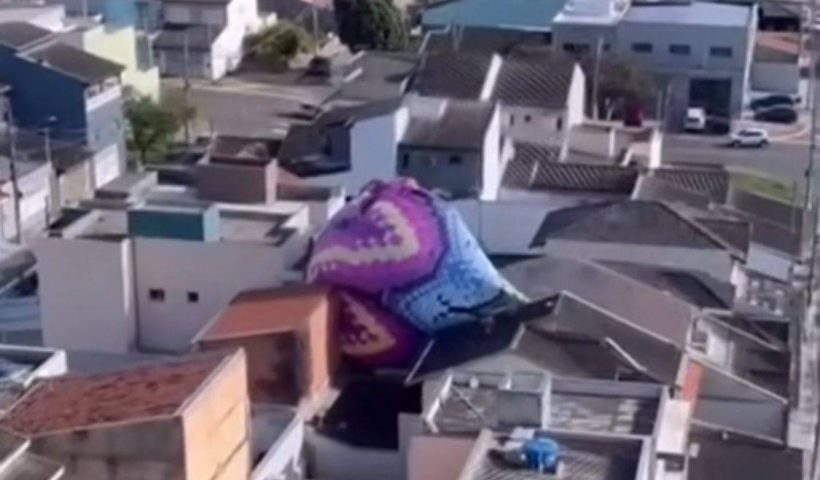 Balão cai sobre o telhado de uma casa em Jacareí