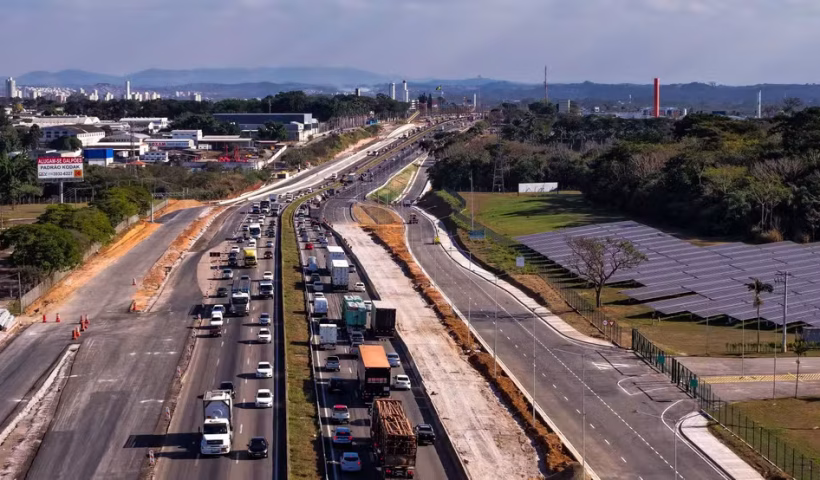CCR libera 4 km de pistas marginais na Dutra em São José dos Campos