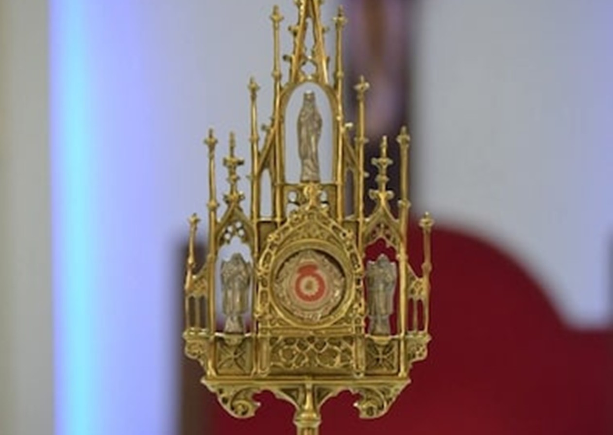 Vinda de Roma, relíquia de São Sebastião é exposta para fiéis no litoral norte de SP