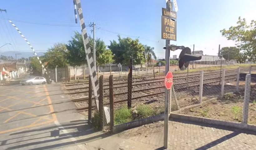 Mulher é atropelada por trem no centro de Aparecida