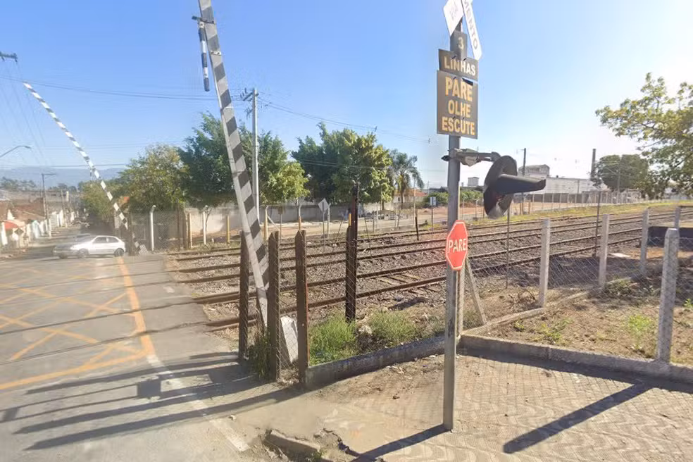 Mulher é atropelada por trem no centro de Aparecida