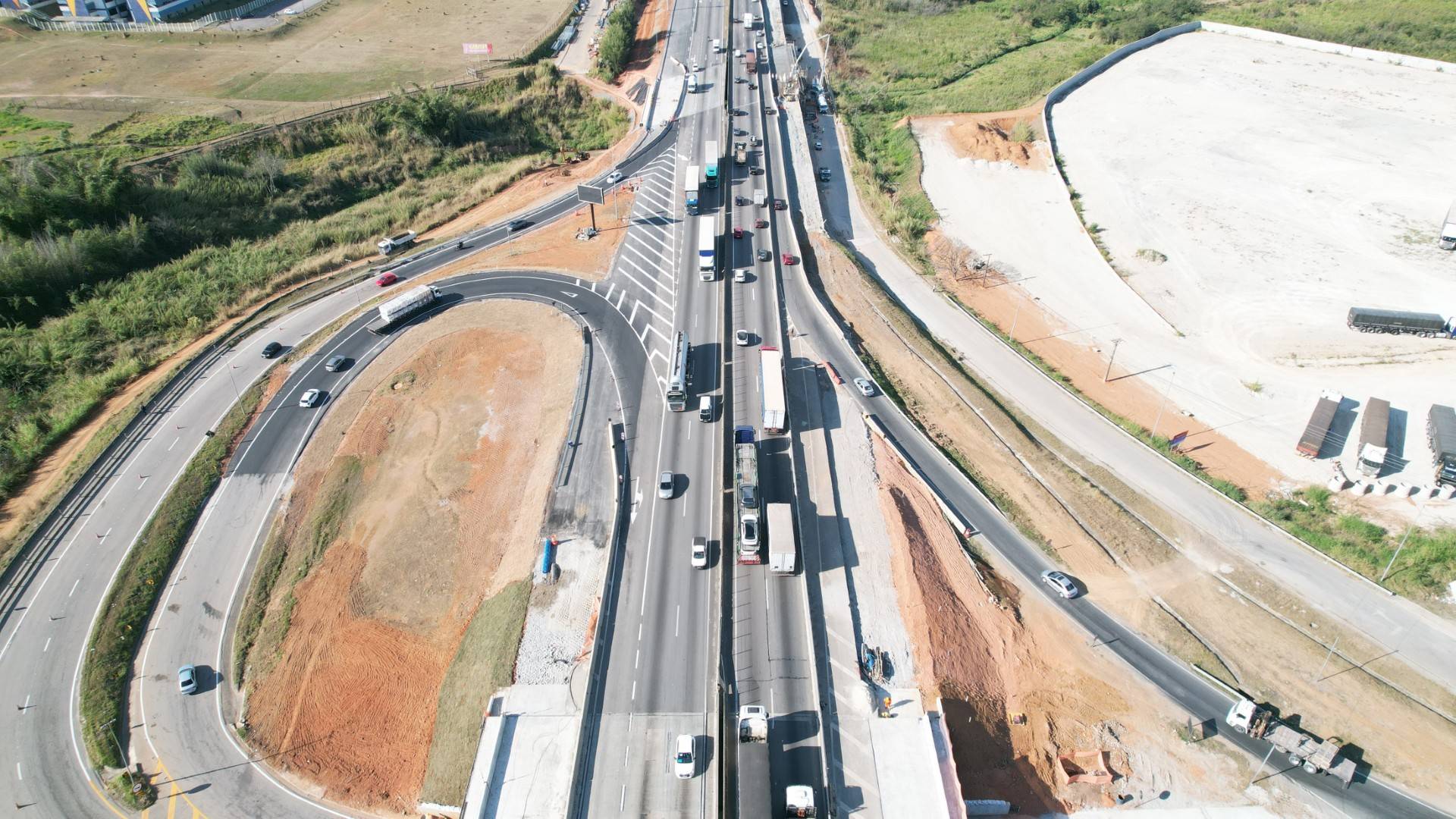 Jacareí ganha mais 2km de pista marginal da Dutra