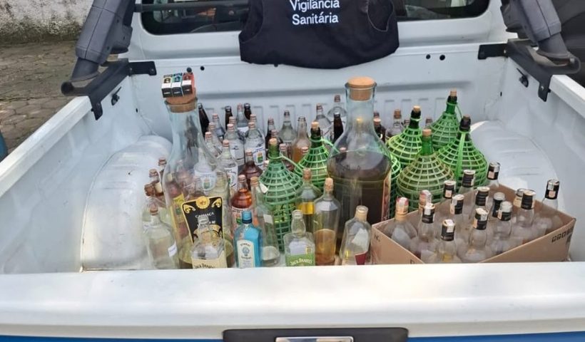 Vigilância Sanitária apreende mais de 100 litros de bebidas sem procedência em Caraguatatuba