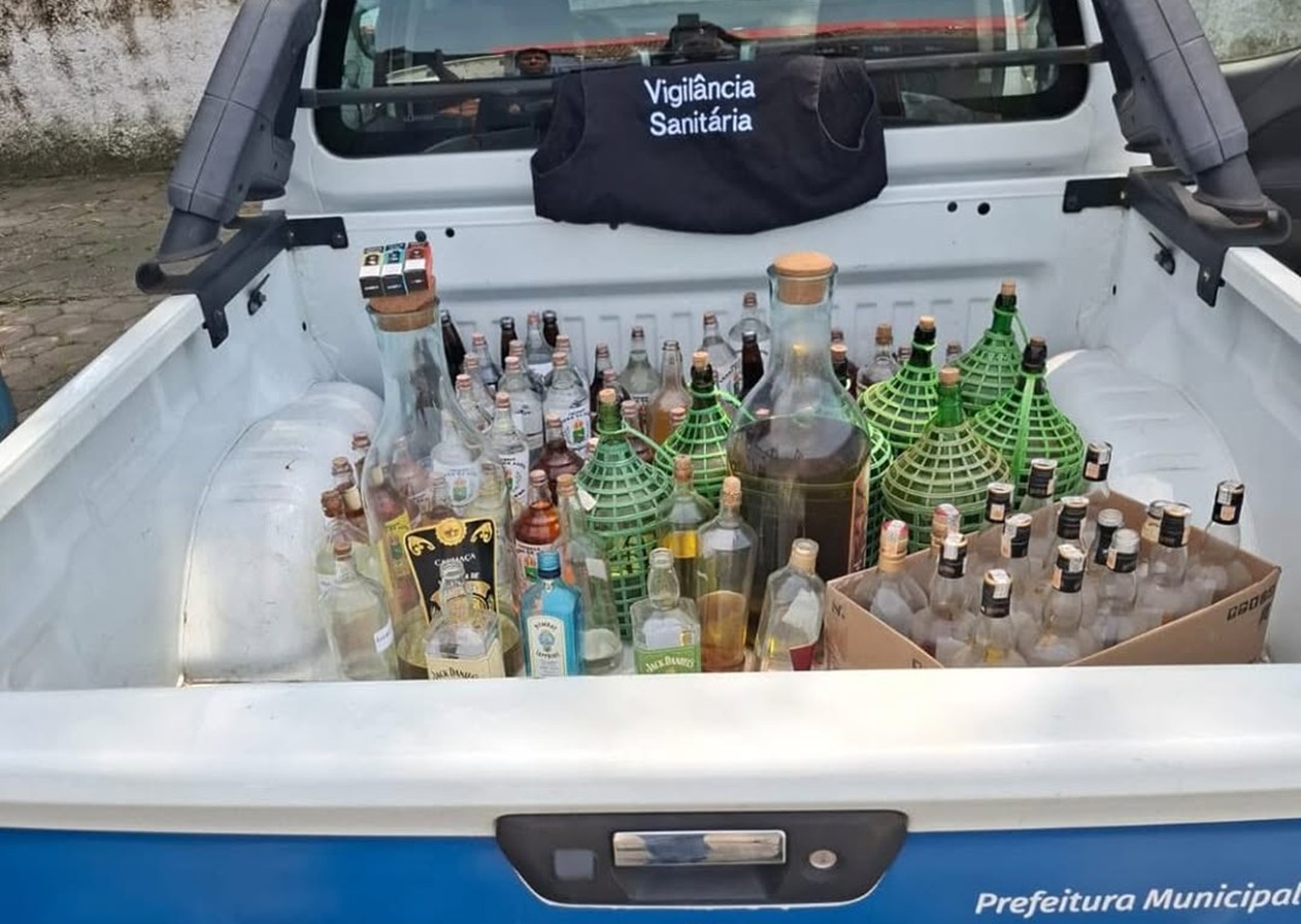 Vigilância Sanitária apreende mais de 100 litros de bebidas sem procedência em Caraguatatuba