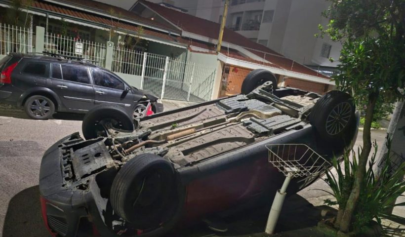 Adolescente pega carro do pai e se envolve em acidente em SJC