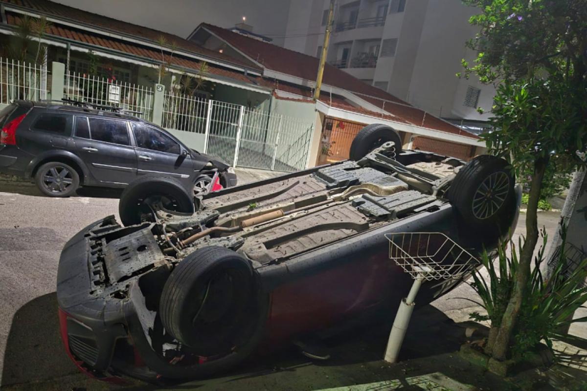 Adolescente pega carro do pai e se envolve em acidente em SJC