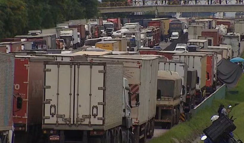 MPF move ação contra grupo e transportadoras por bloqueios ilegais na Dutra em 2022