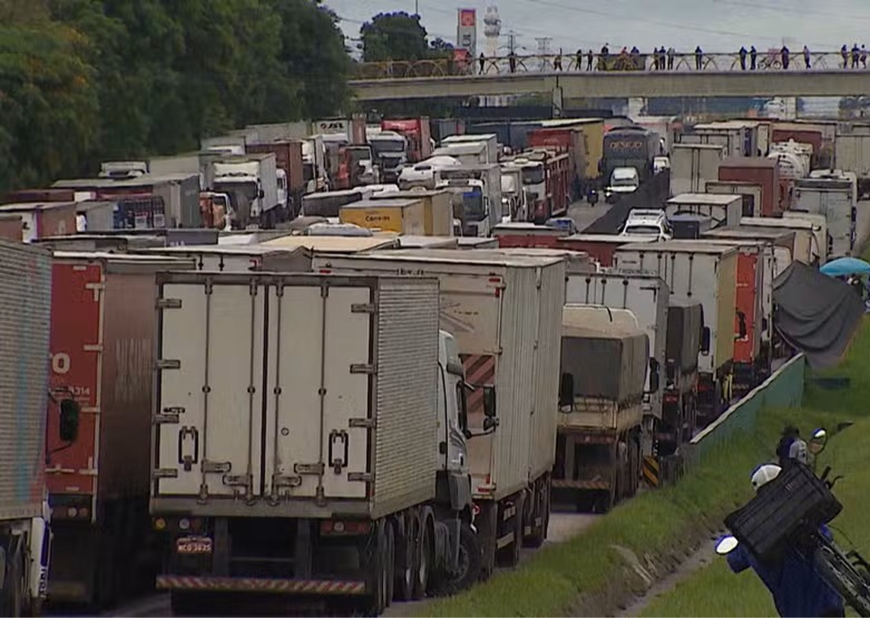 MPF move ação contra grupo e transportadoras por bloqueios ilegais na Dutra em 2022