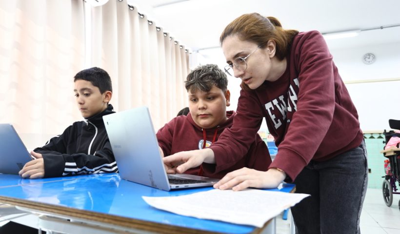 Prefeitura de São José abre concurso para professores com 18 vagas