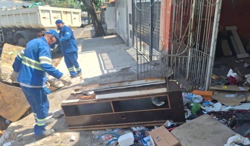 Prefeitura de São José dos Campos retira 4,5 toneladas de materiais acumulados em imóvel