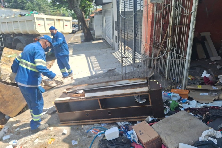 Prefeitura de São José dos Campos retira 4,5 toneladas de materiais acumulados em imóvel