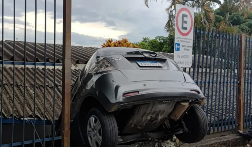 Veículo cai sobre telhado de Centro de Saúde em Caçapava