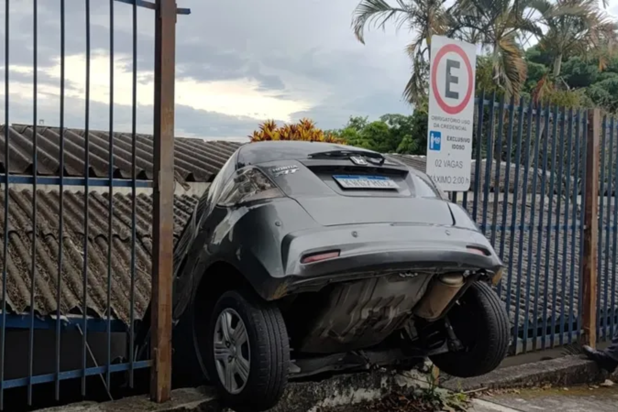 Veículo cai sobre telhado de Centro de Saúde em Caçapava